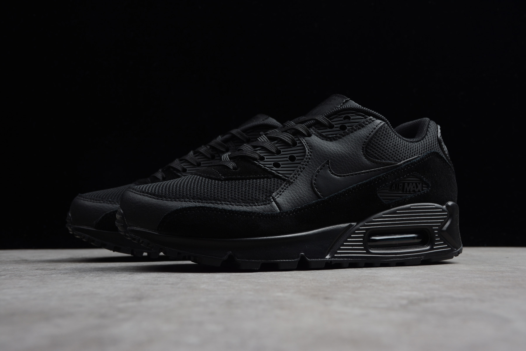 air max 90 triple black essential