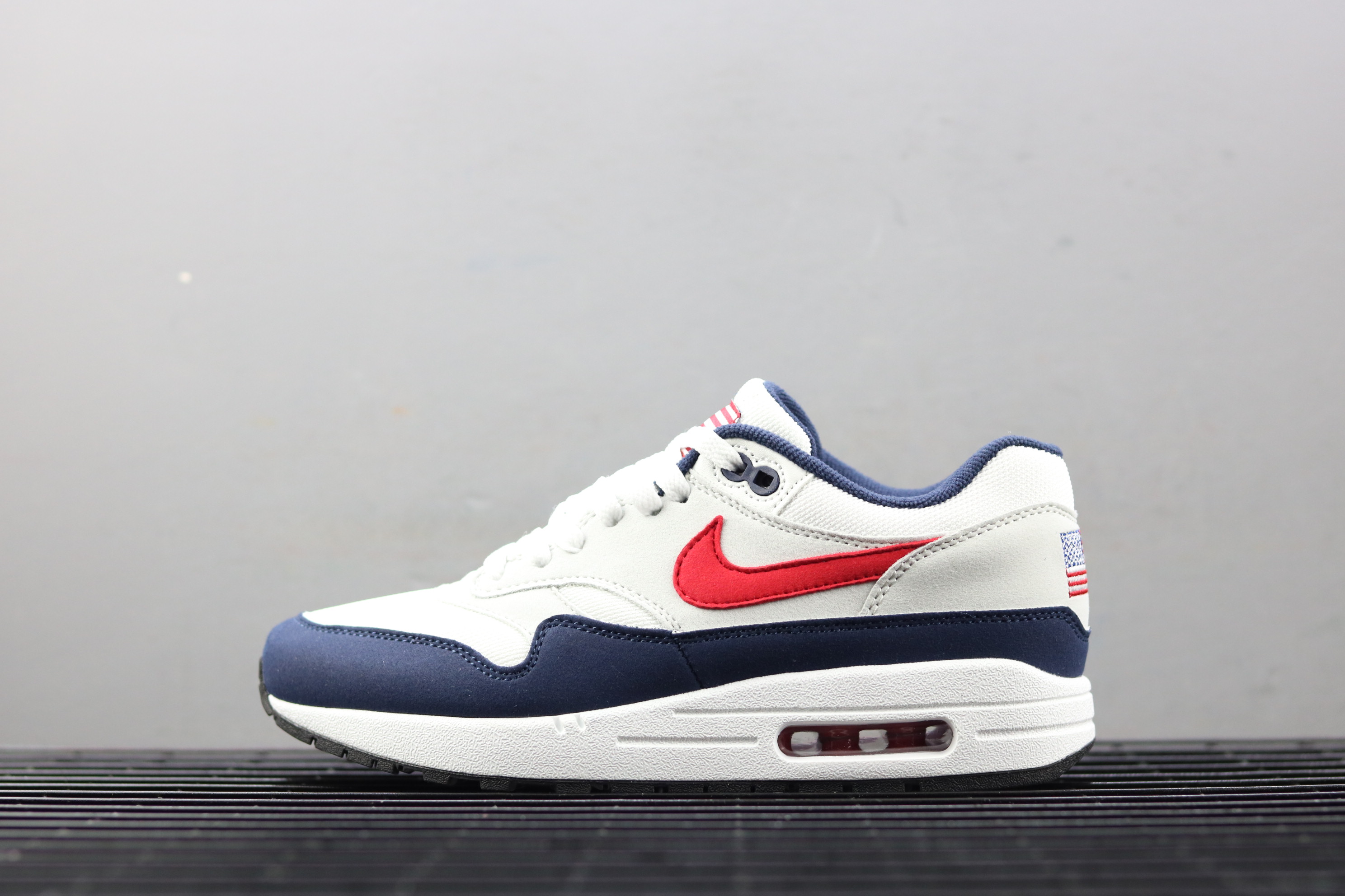 air max 1 white red blue