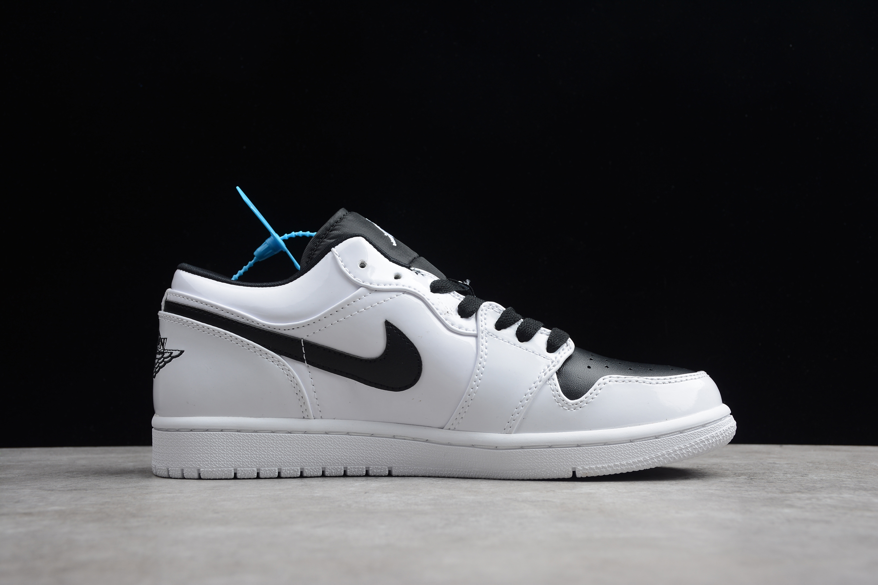 jordan retro 1 low white and black